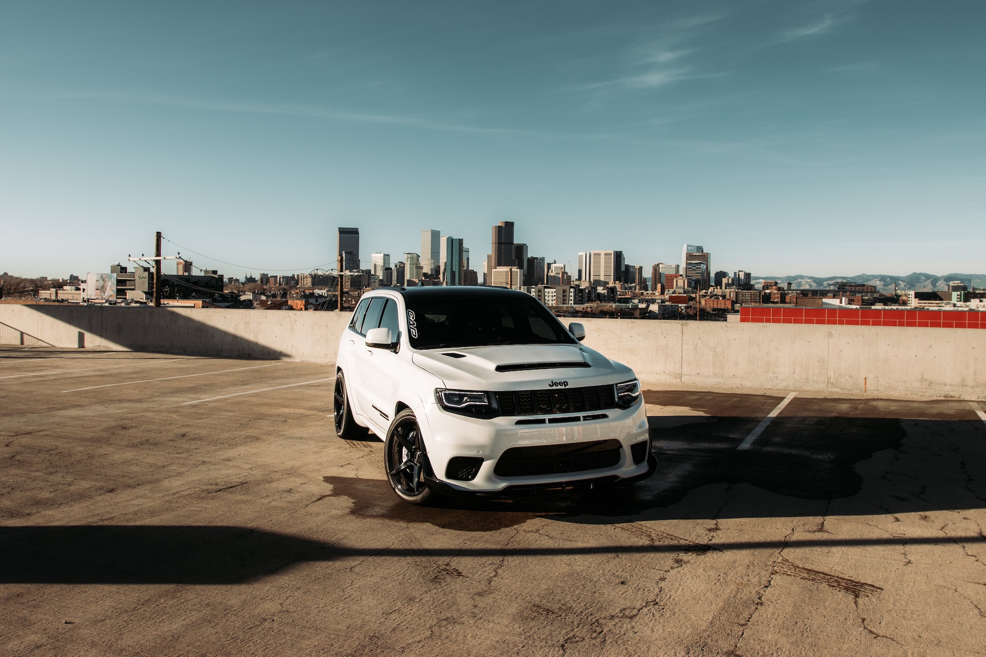 white jeep grand cherokee on road during daytime photo