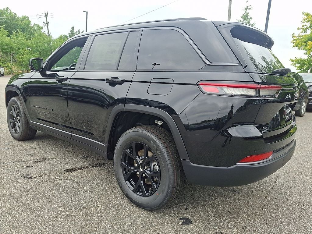 2026 Jeep Grand Cherokee Laredo Altitude