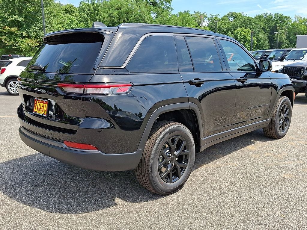 2026 Jeep Grand Cherokee Laredo Altitude