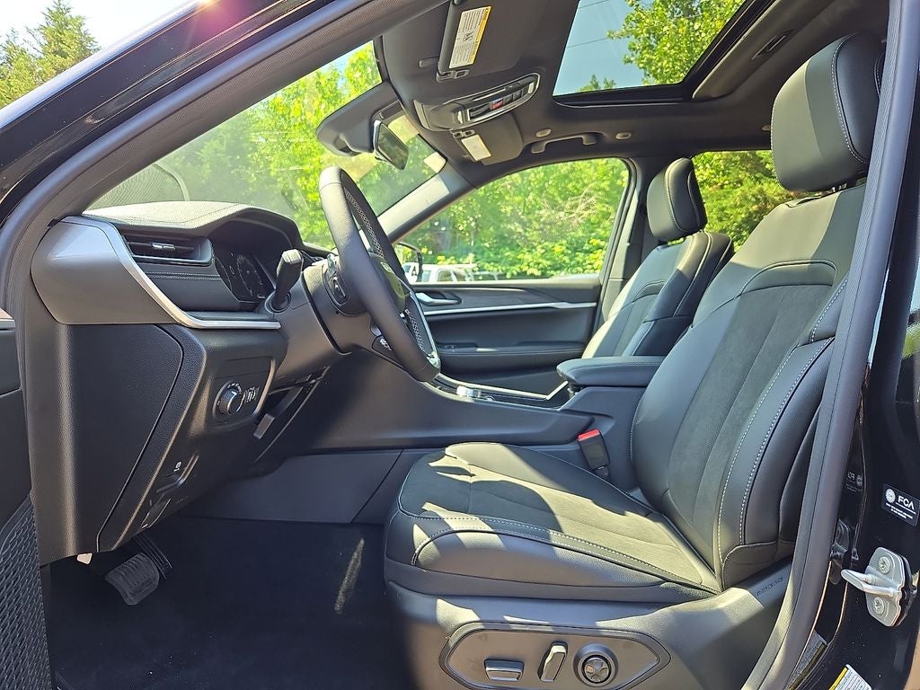 2026 Jeep Grand Cherokee Laredo Altitude