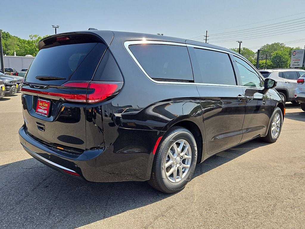 2027 Chrysler Pacifica Select