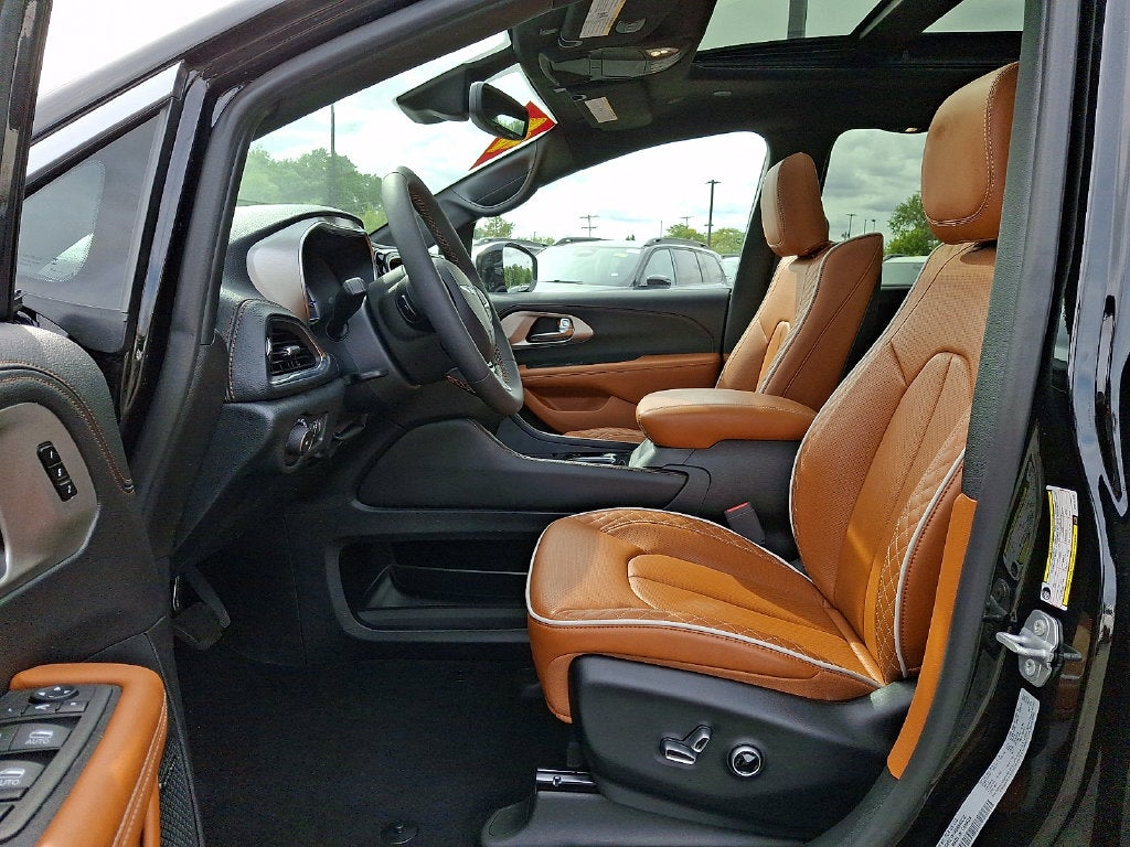 2025 Chrysler Pacifica Hybrid Pinnacle