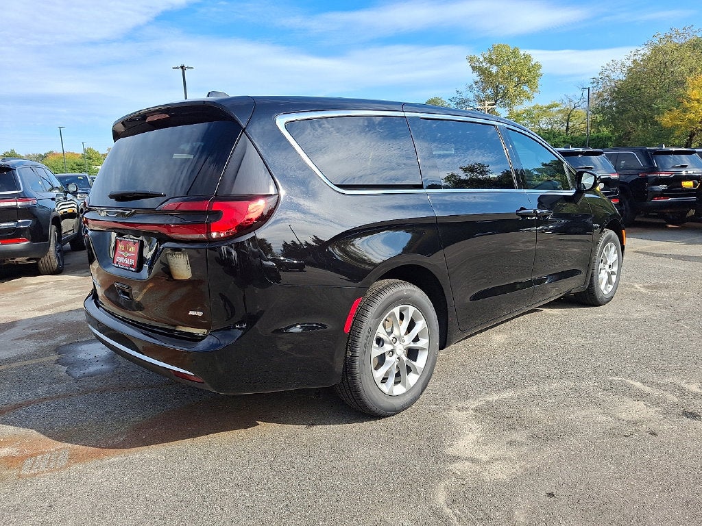 2027 Chrysler Pacifica Select