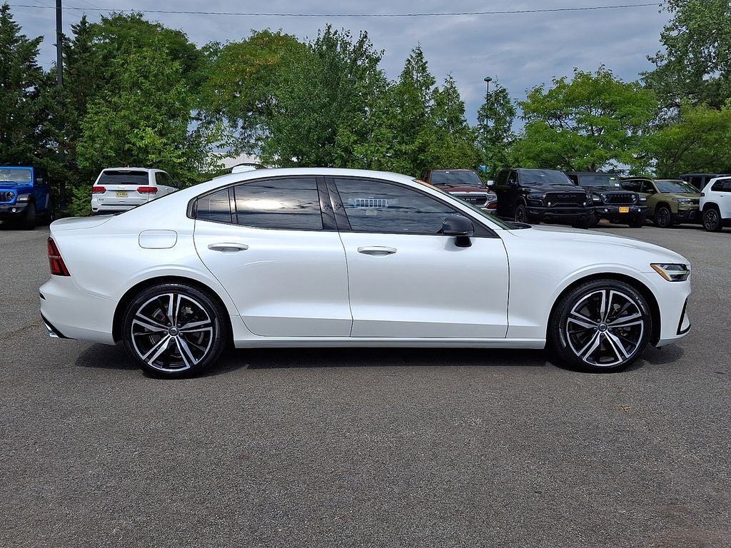 2021 Volvo S60 Recharge Plug-In Hybrid T8 R-Design Expression